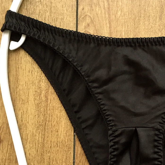 新品・未使用♪【ラ・ポーム】つやつや光沢サテン♪ボトムオープン仕様のエッチなランジェ 日本製/黒/M★パンティ/ショーツ/レディース下着_画像2