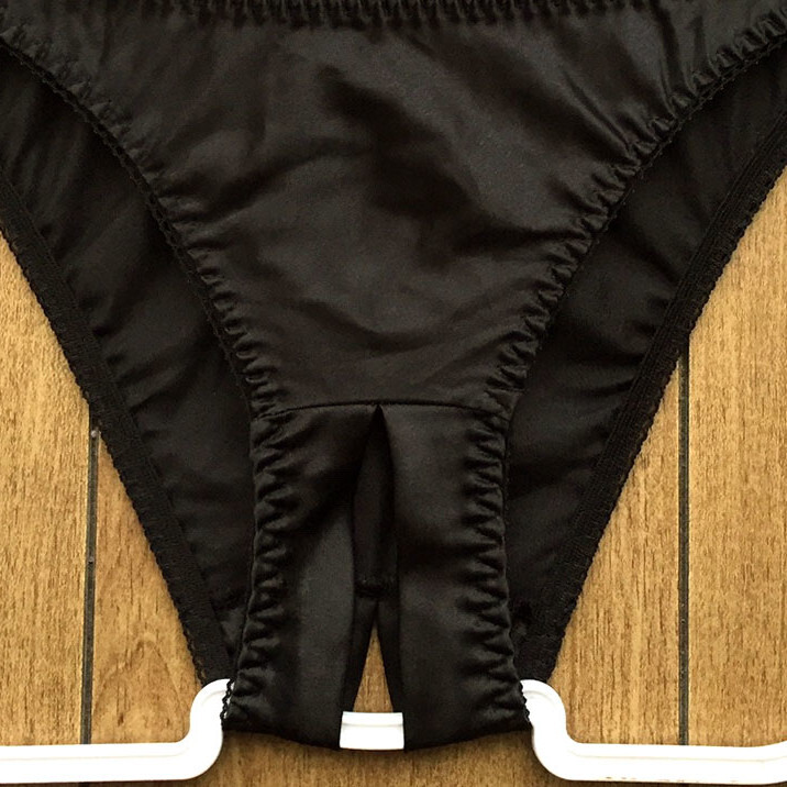 新品・未使用♪【ラ・ポーム】つやつや光沢サテン♪ボトムオープン仕様のエッチなランジェ 日本製/黒/M★パンティ/ショーツ/レディース下着_画像3