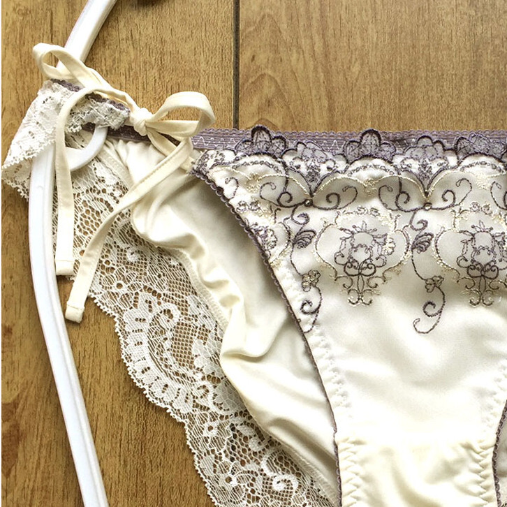 新品・未使用♪【チュチュアンナ】シャンデリアモチーフの刺繍がめちゃ華やかなひもランジェ/オフ白/L★パンティ/ショーツ/レディース下着_画像2