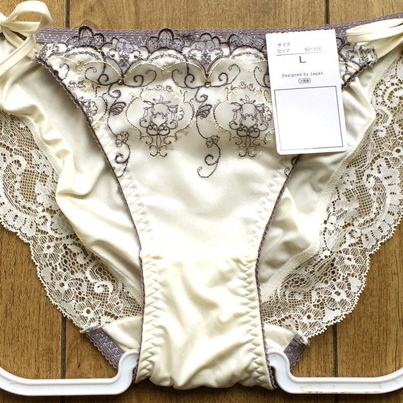 新品・未使用♪【チュチュアンナ】シャンデリアモチーフの刺繍がめちゃ華やかなひもランジェ/オフ白/L★パンティ/ショーツ/レディース下着_画像3