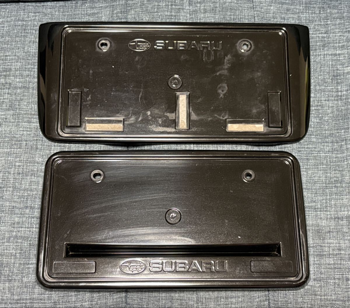 【送料無料】スバル カラードナンバープレートベース 前後セットブラック_画像1