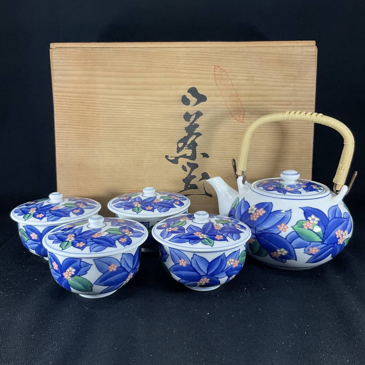 【未使用・保管品】有田焼 茶器揃え 急蓋付き湯飲み4客セット 木箱付き 花 和食器 (E373)_画像2