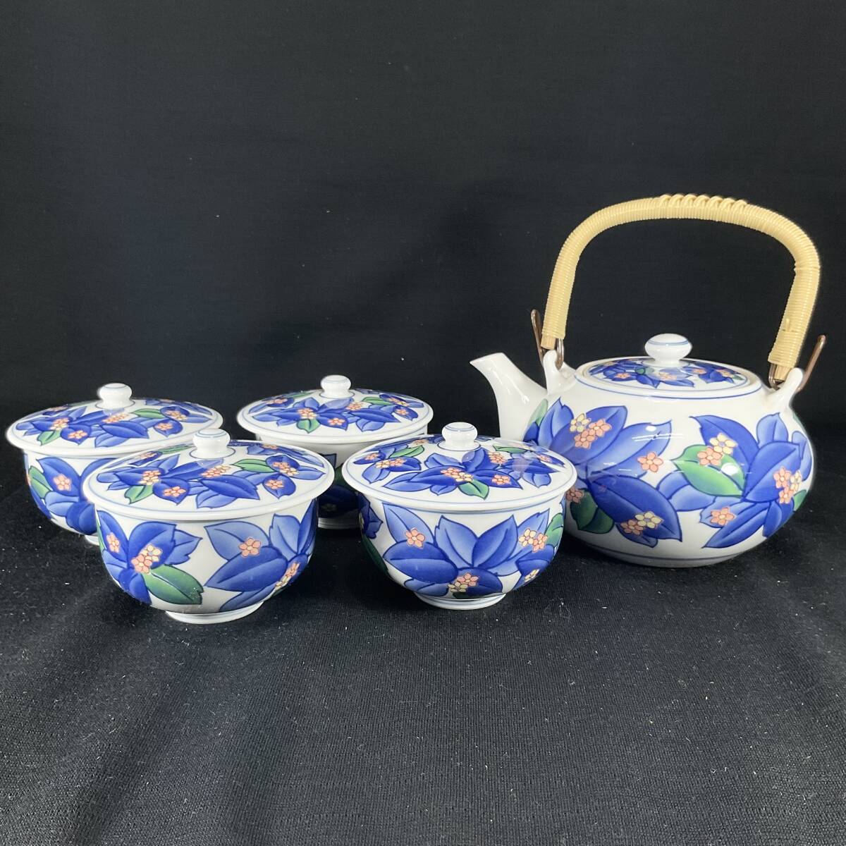 【未使用・保管品】有田焼 茶器揃え 急蓋付き湯飲み4客セット 木箱付き 花 和食器 (E373)_画像3