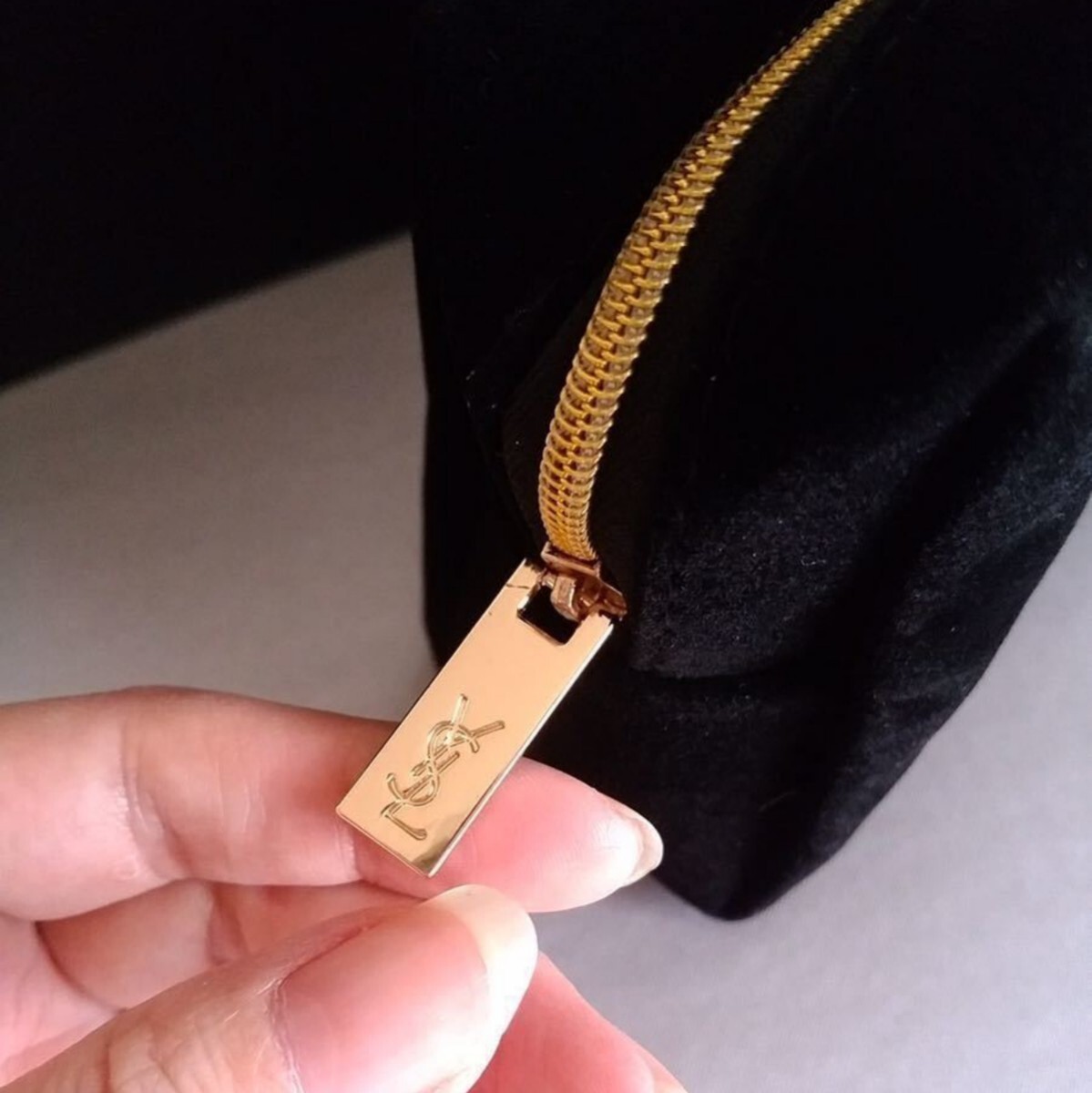 新品 イヴサンローラン ベロア ベルベット ポーチ ブラック 化粧ポーチ イブサンローラン 小物入れ バッグインバッグ ノベルティ YSL 刺繍_画像2