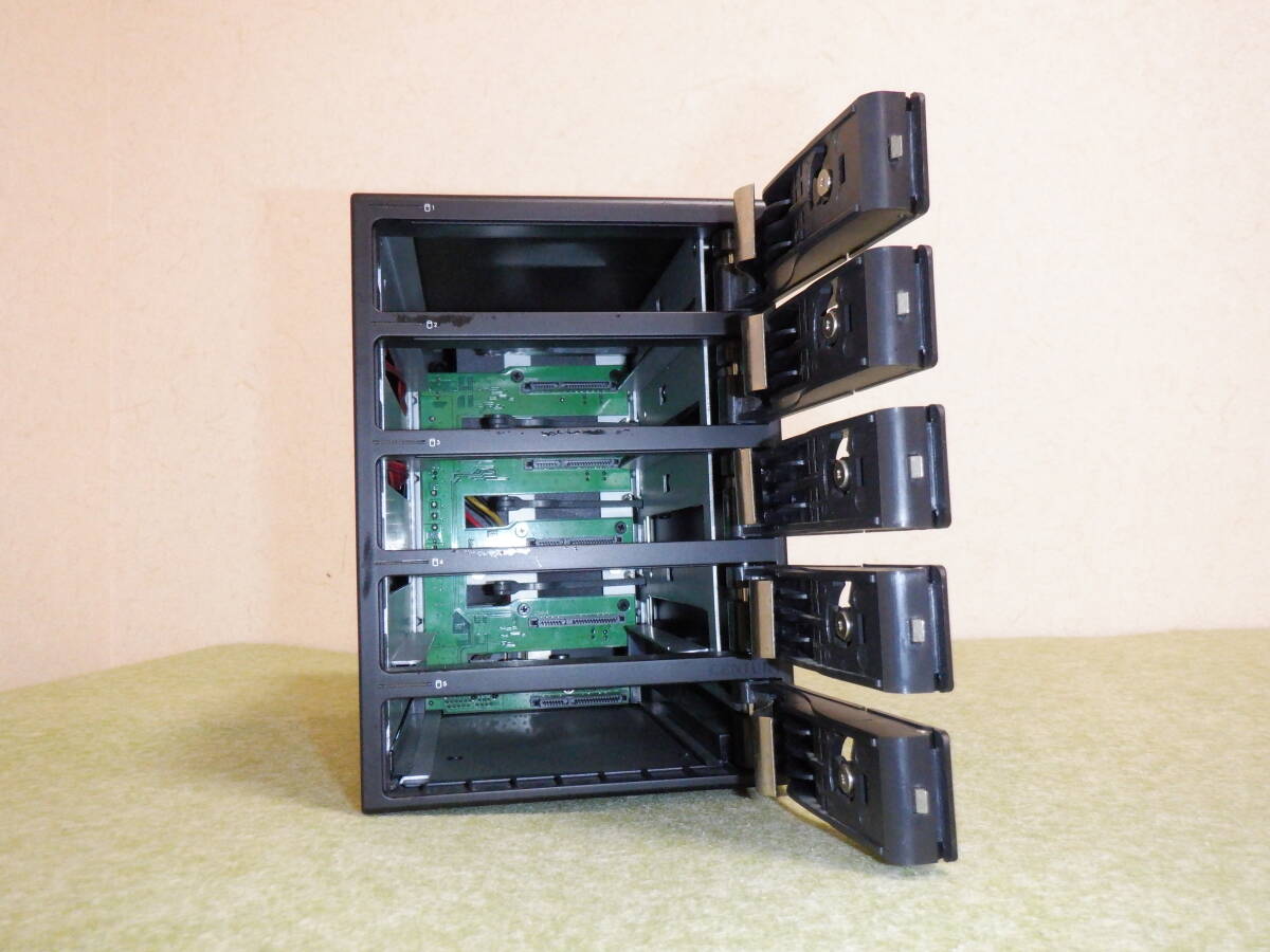 【未使用】　センチュリー 裸族のインテリジェントビル5Bay USB3.0+eSATAコンボ (CRIB535EU3)　ハードケース_画像5