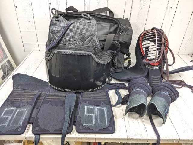 【10yt371】剣道防具一式 身長158㎝ 女子使用 甲手+面(チタン)+垂れ+胴(竹製??約48本)+キャリーバッグ◆C89♪_画像1