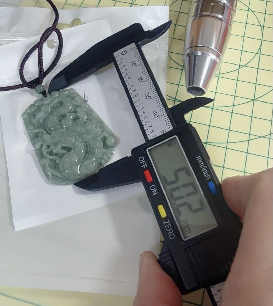 CS-0036天然本翡翠《本物保証》 緑ひすい《龍牌》ペンダント 一点物 魔除け 昇進 成功 風水 金運 財運 幸運 幸福 縁起物 パワーストーン_画像7