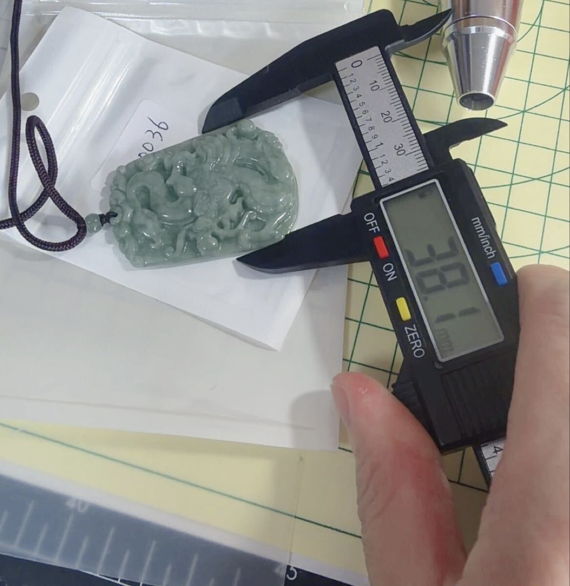 CS-0036天然本翡翠《本物保証》 緑ひすい《龍牌》ペンダント 一点物 魔除け 昇進 成功 風水 金運 財運 幸運 幸福 縁起物 パワーストーン_画像8