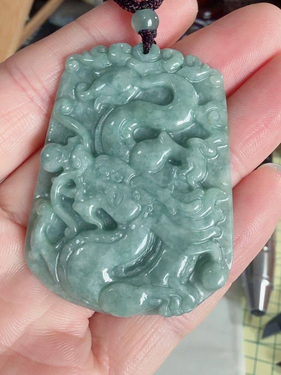 CS-0036天然本翡翠《本物保証》 緑ひすい《龍牌》ペンダント 一点物 魔除け 昇進 成功 風水 金運 財運 幸運 幸福 縁起物 パワーストーン_画像1