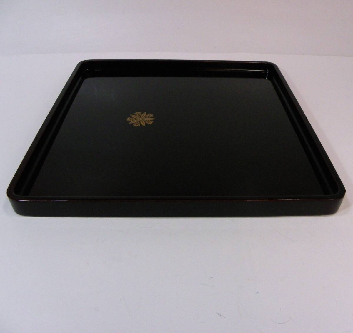 ゆうパック.60サイズ送料記載済み　久我竜胆 家紋 お盆　木製　.御盆　24ｃｍ位ｘ24ｃｍ位　木製.塗.家紋.盆（赤枠.楽）_画像5