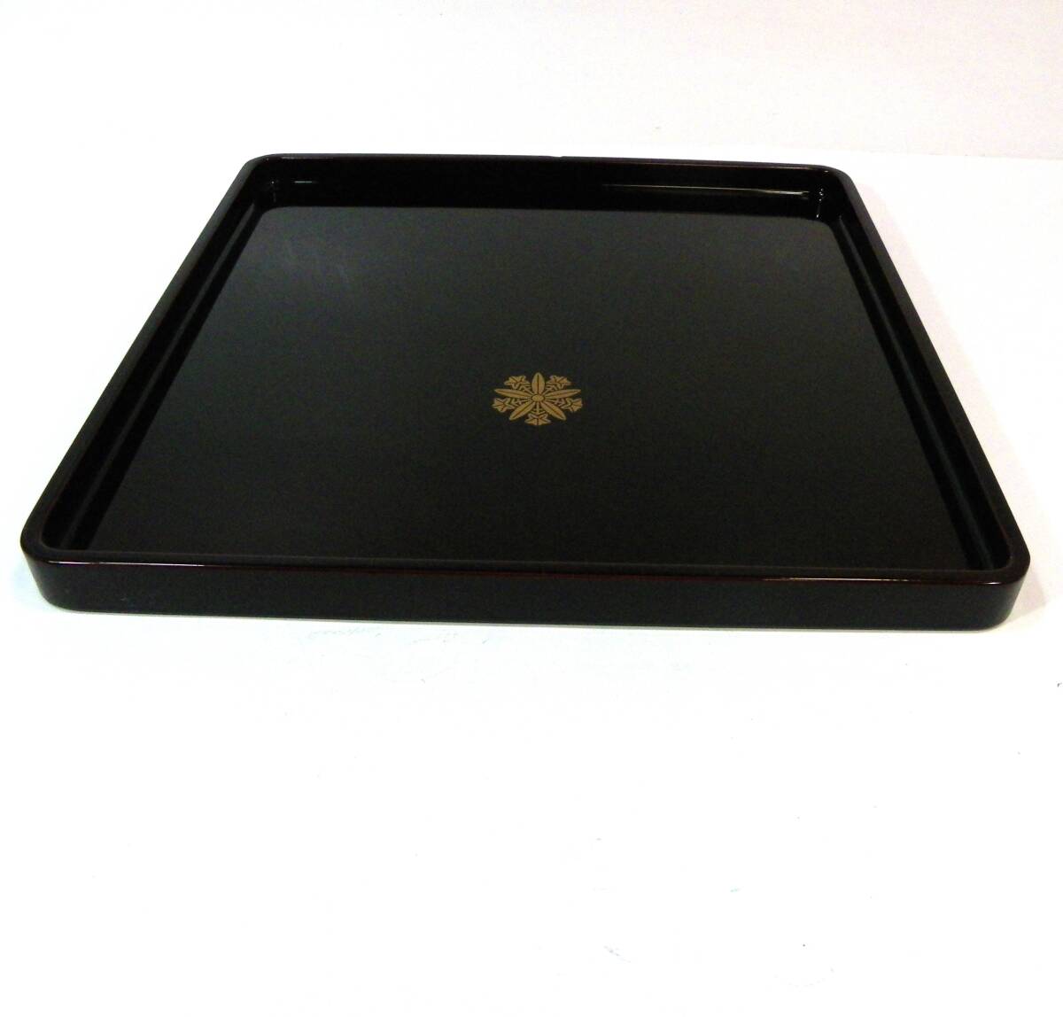 ゆうパック.60サイズ送料記載済み　久我竜胆 家紋 お盆　木製　.御盆　24ｃｍ位ｘ24ｃｍ位　木製.塗.家紋.盆（赤枠.楽）_画像4