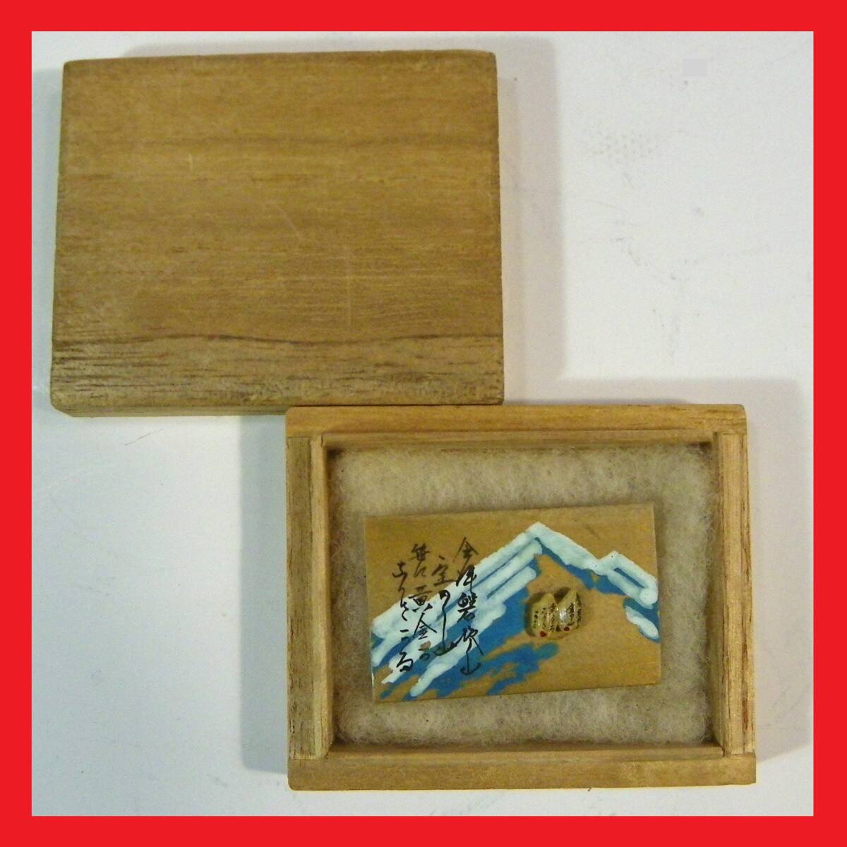 定形外郵便.140円発送OK　米粒に文字　小さな字　米粒.2つ　桐箱入り.米粒　（赤枠.楽）_画像1