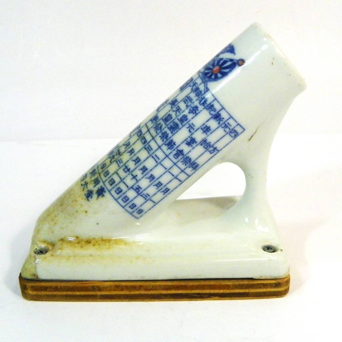 ゆうパック.60サイズ送料記載済み　希少　国威宣揚　国旗 壁掛け　日本国旗取付　陶器製旗立て　壁付け旗立て　陶器製.珍品（赤枠.楽）_画像3