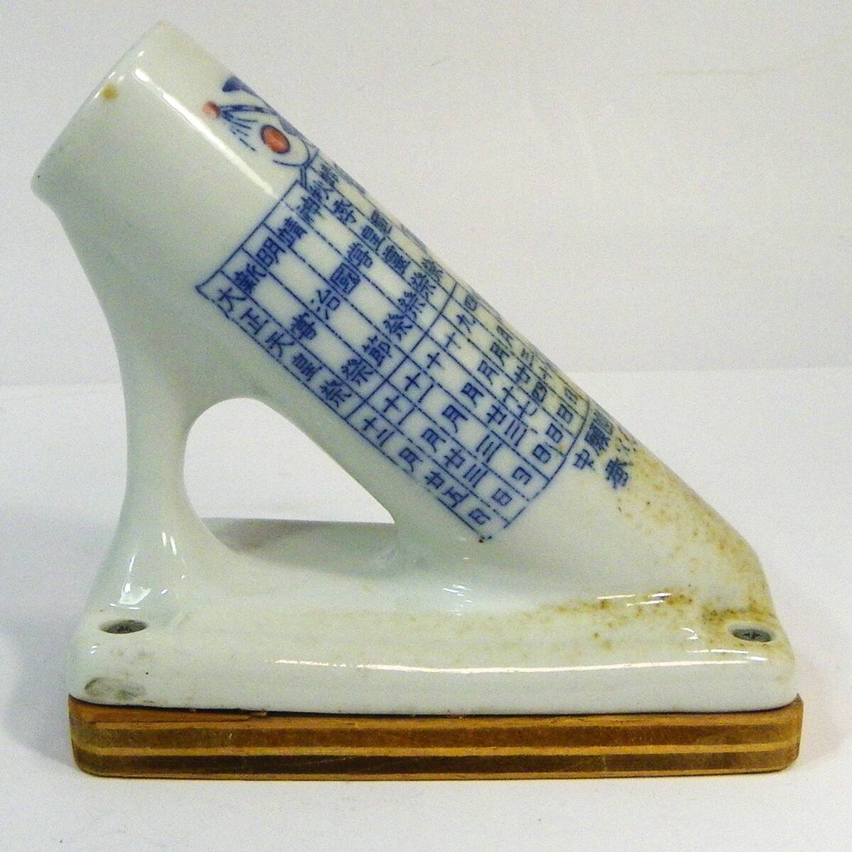 ゆうパック.60サイズ送料記載済み　希少　国威宣揚　国旗 壁掛け　日本国旗取付　陶器製旗立て　壁付け旗立て　陶器製.珍品（赤枠.楽）_画像4