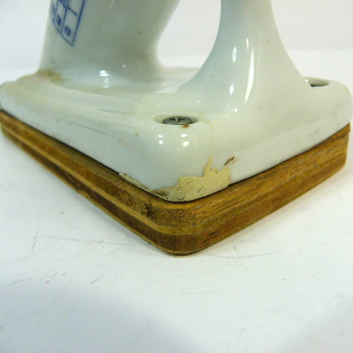 ゆうパック.60サイズ送料記載済み　希少　国威宣揚　国旗 壁掛け　日本国旗取付　陶器製旗立て　壁付け旗立て　陶器製.珍品（赤枠.楽）_画像8