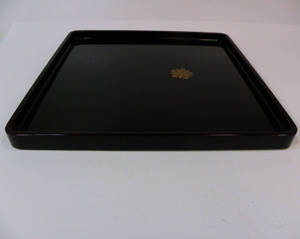 ゆうパック.60サイズ送料記載済み　久我竜胆 家紋 お盆　木製　.御盆　24ｃｍ位ｘ24ｃｍ位　木製.塗.家紋.盆（赤枠.楽）_画像3