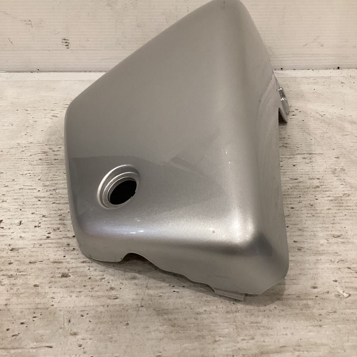 A13-ホンダ マグナ250 MC29 サイドカバー 左　純正部品_画像3