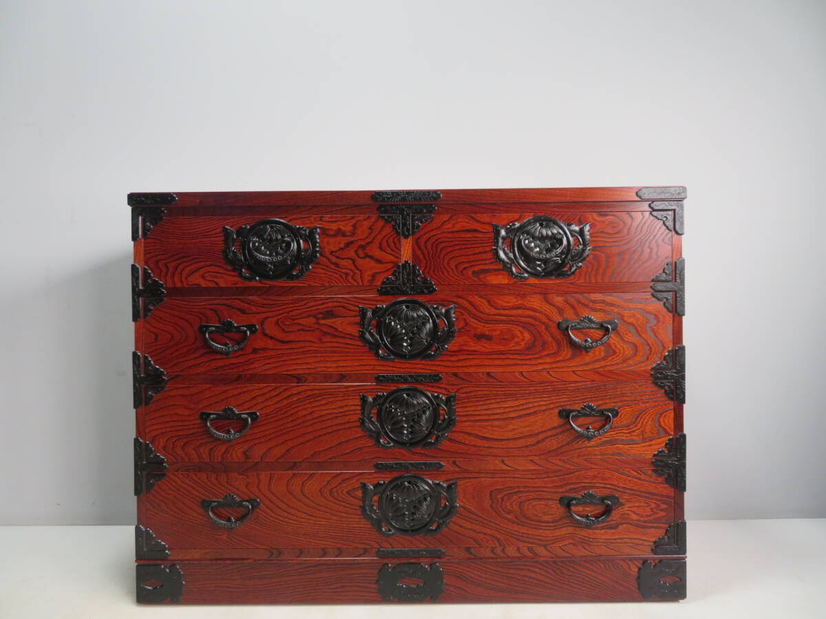 岩谷堂 欅 漆塗り 艶あり 仙台箪笥 南部鉄器 牡丹金具 中桐 姫箪笥 伝統工芸 民芸 鍵付き_画像1