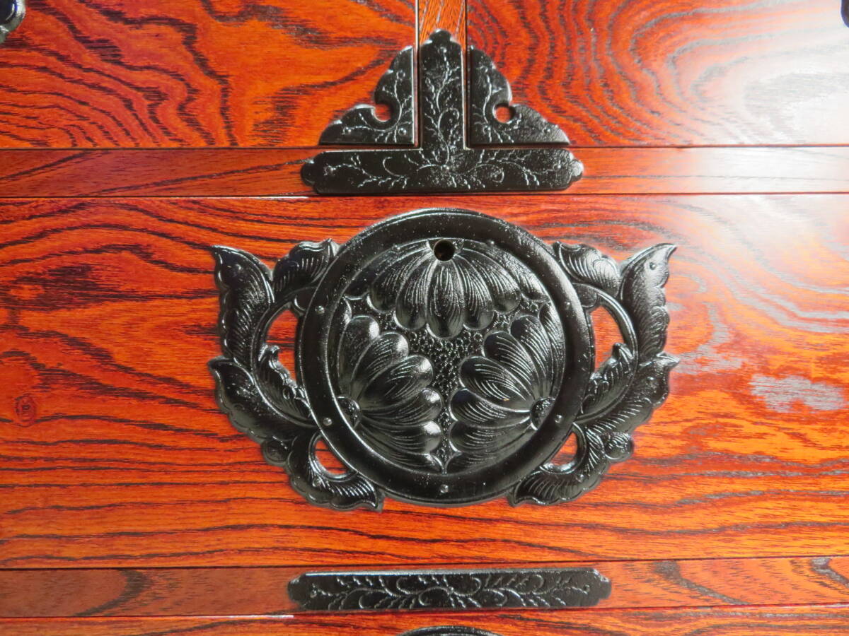 岩谷堂 欅 漆塗り 艶あり 仙台箪笥 南部鉄器 牡丹金具 中桐 姫箪笥 伝統工芸 民芸 鍵付き_画像3