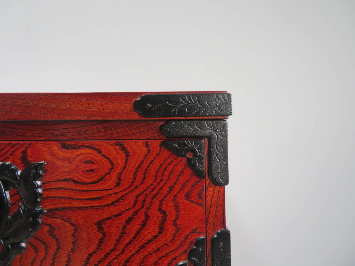 岩谷堂 欅 漆塗り 艶あり 仙台箪笥 南部鉄器 牡丹金具 中桐 姫箪笥 伝統工芸 民芸 鍵付き_画像4