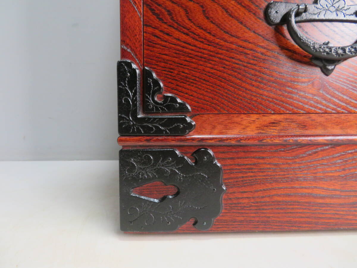 岩谷堂 欅 漆塗り 艶あり 仙台箪笥 南部鉄器 牡丹金具 中桐 姫箪笥 伝統工芸 民芸 鍵付き_画像5