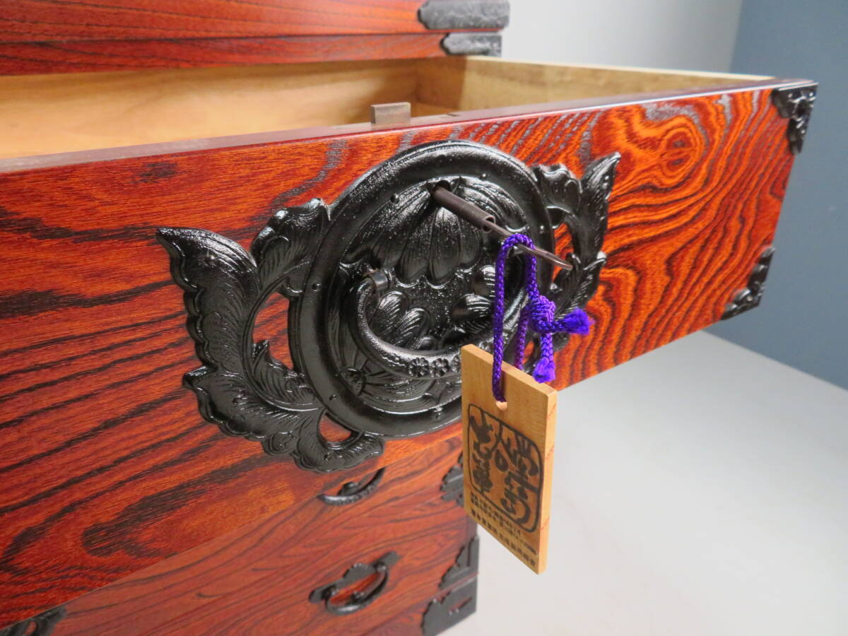 岩谷堂 欅 漆塗り 艶あり 仙台箪笥 南部鉄器 牡丹金具 中桐 姫箪笥 伝統工芸 民芸 鍵付き_画像6