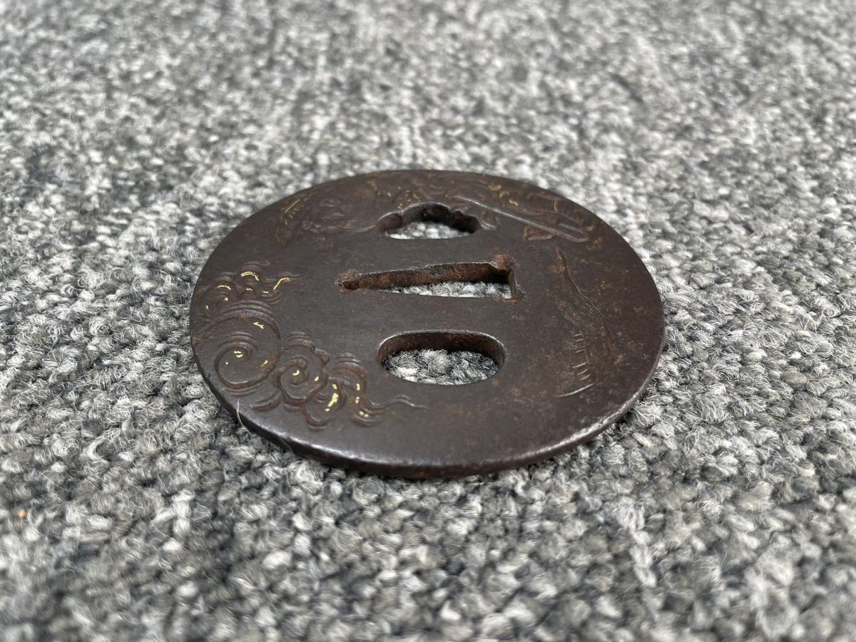 A701 меч гарда меча круг форма персона . золотой .. японский меч меч принадлежности реквизит гарда меча . доспехи старый изобразительное искусство металлические изделия времена предмет античный 