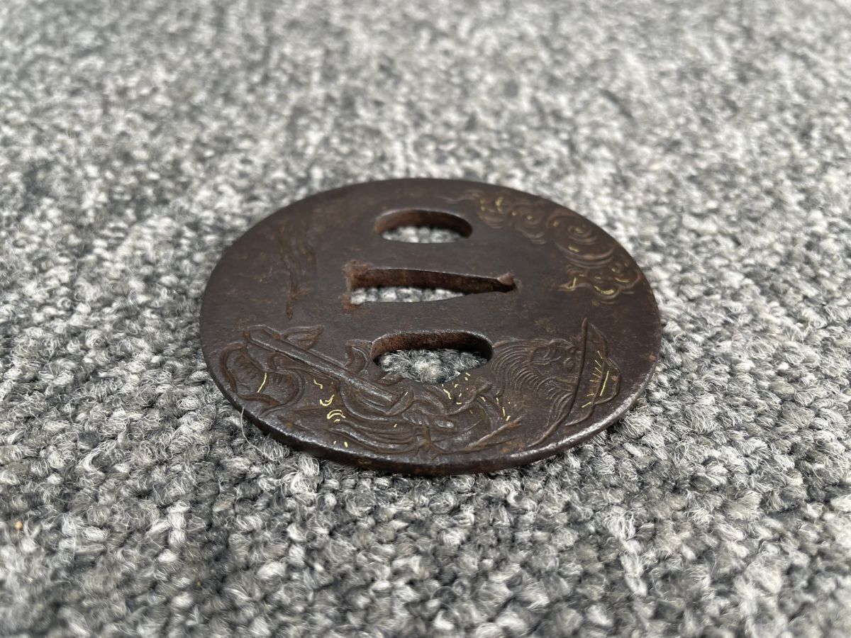 A701 меч гарда меча круг форма персона . золотой .. японский меч меч принадлежности реквизит гарда меча . доспехи старый изобразительное искусство металлические изделия времена предмет античный 