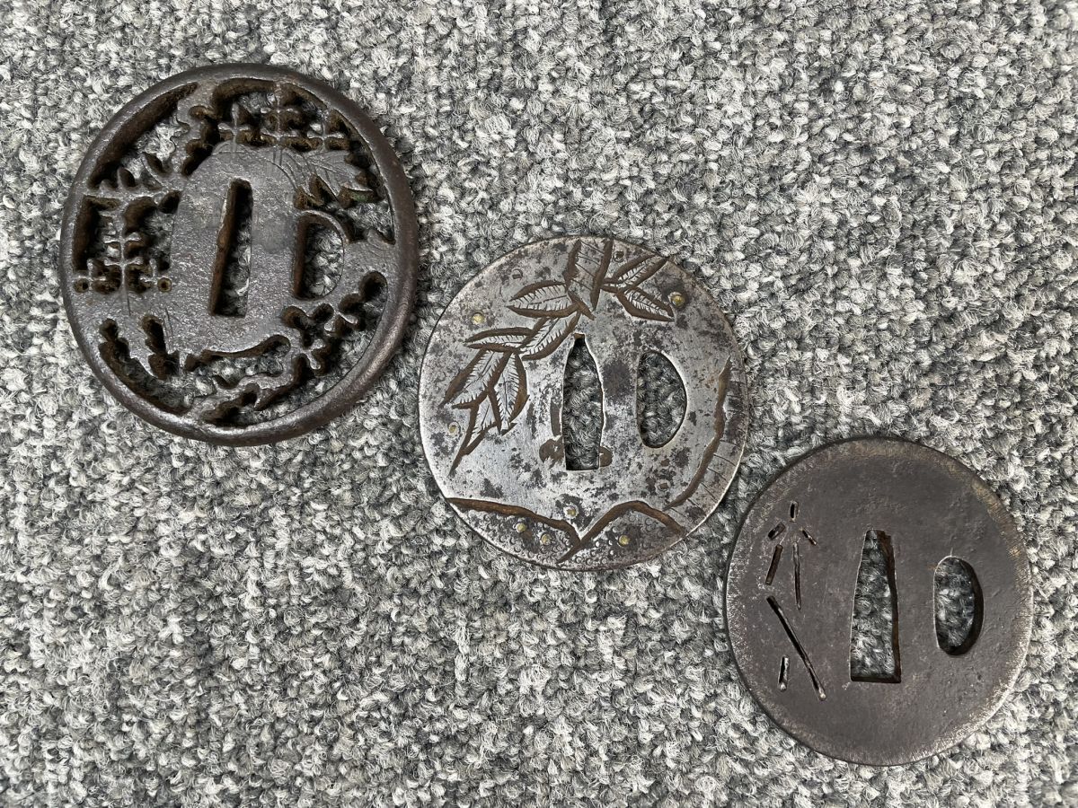 A703 меч гарда меча 3 листов круг форма растения ....... японский меч меч принадлежности реквизит гарда меча . доспехи старый изобразительное искусство металлические изделия времена предмет античный A703 меч гарда меча 3 листов круг форма растения ....... японский меч меч принадлежности реквизит гарда меча . доспехи старый изобразительное искусство металлические изделия времена предмет античный