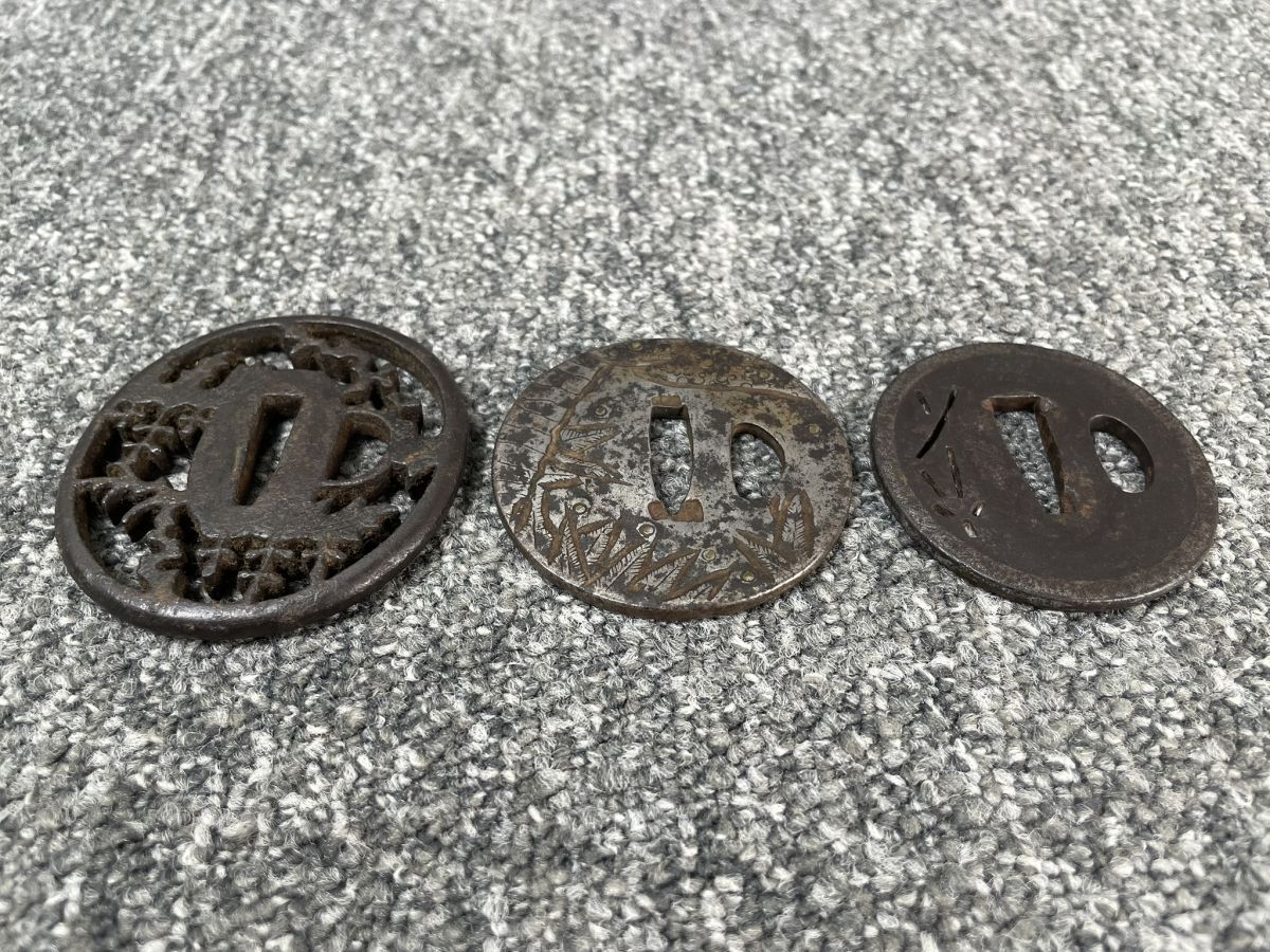 A703 меч гарда меча 3 листов круг форма растения ....... японский меч меч принадлежности реквизит гарда меча . доспехи старый изобразительное искусство металлические изделия времена предмет античный 