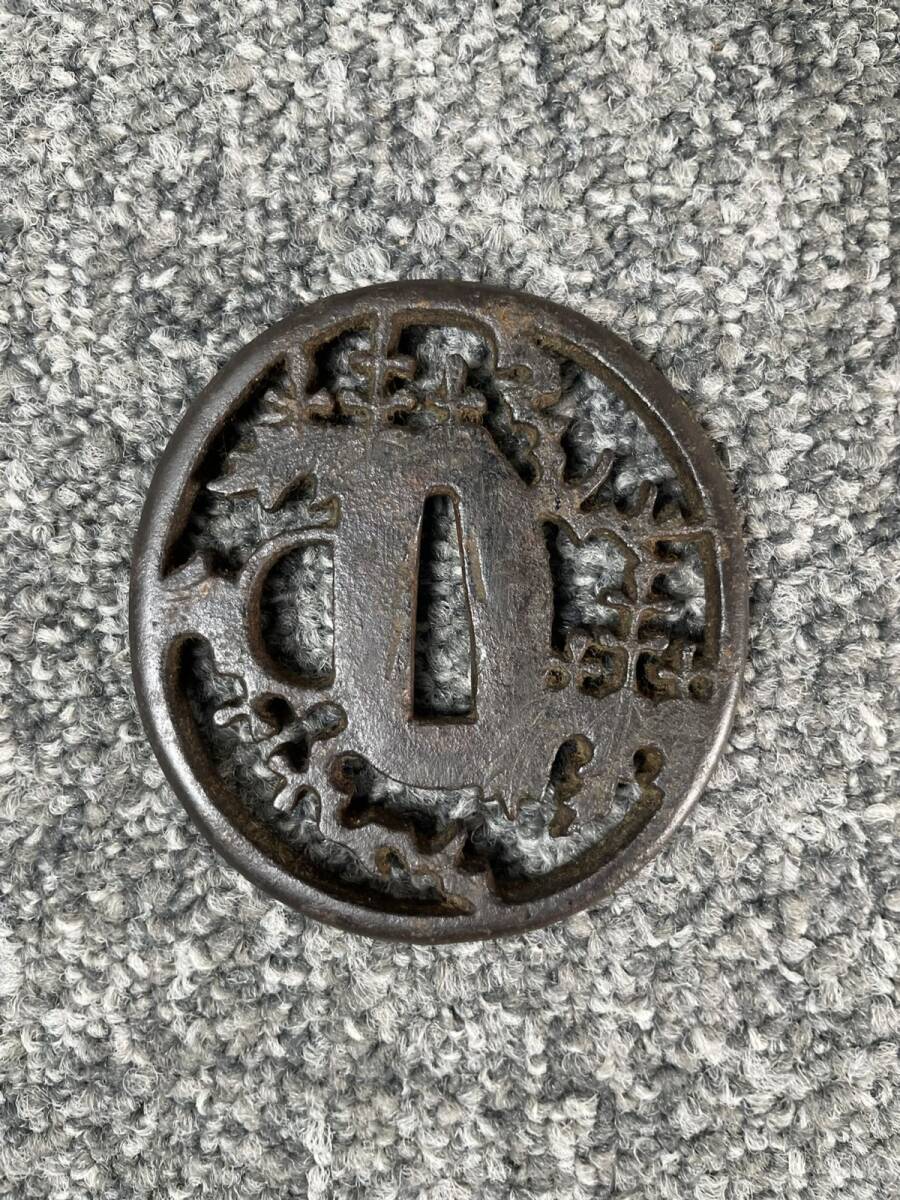 A703 меч гарда меча 3 листов круг форма растения ....... японский меч меч принадлежности реквизит гарда меча . доспехи старый изобразительное искусство металлические изделия времена предмет античный