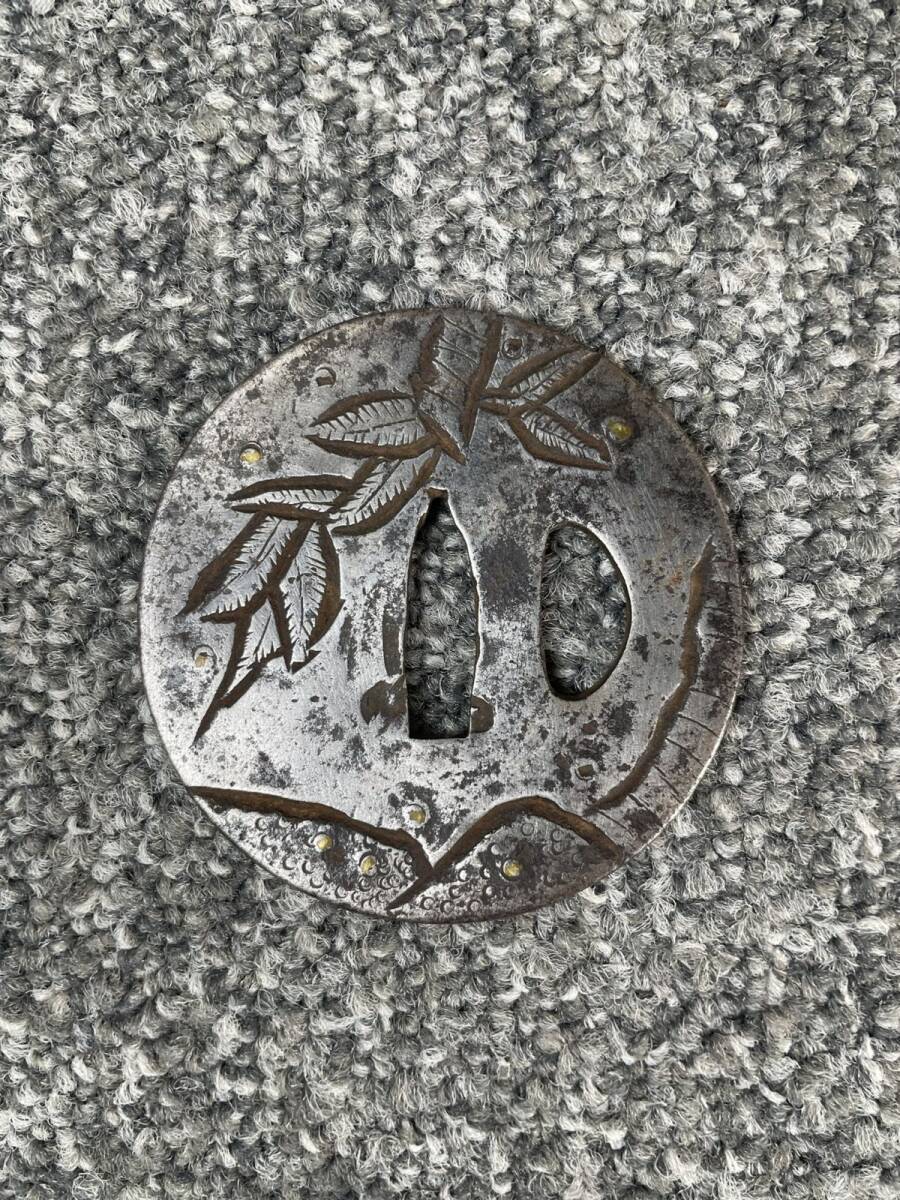 A703 меч гарда меча 3 листов круг форма растения ....... японский меч меч принадлежности реквизит гарда меча . доспехи старый изобразительное искусство металлические изделия времена предмет античный