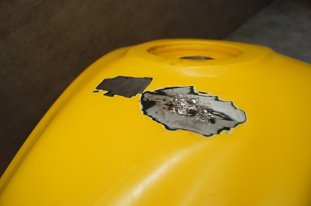 ドゥカティ　モンスター400／900　純正　タンク　黄　凹み有、ガリキズ　はんだ補修_画像2