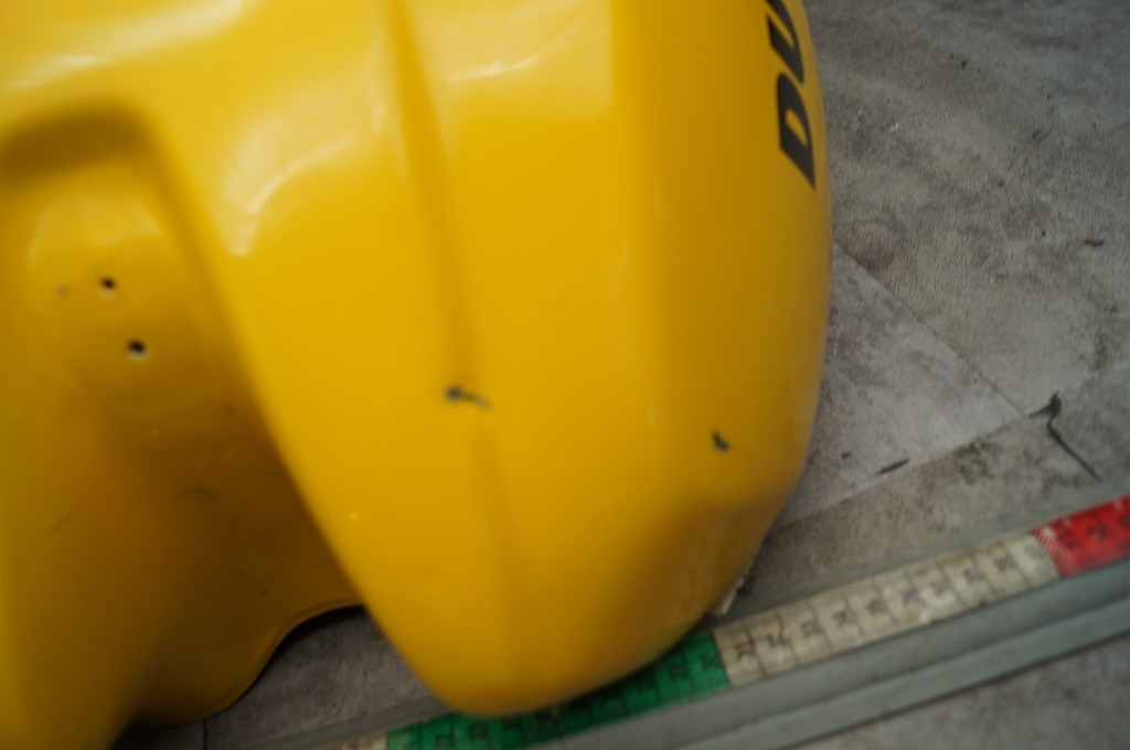 ドゥカティ　モンスター400／900　純正　タンク　黄　凹み有、ガリキズ　はんだ補修_画像5