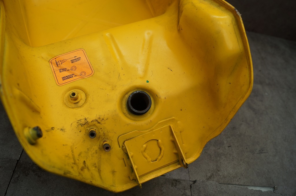 ドゥカティ　モンスター400／900　純正　タンク　黄　凹み有、ガリキズ　はんだ補修_画像9