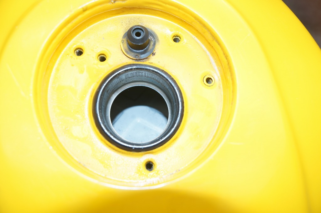 ドゥカティ　モンスター400／900　純正　タンク　黄　凹み有、ガリキズ　はんだ補修_画像10