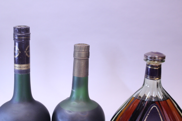 p-3624 未開栓古酒 COURVOISIER クルボアジェ NAPOLEON コニャック ブランデー 700mL 3本_画像7