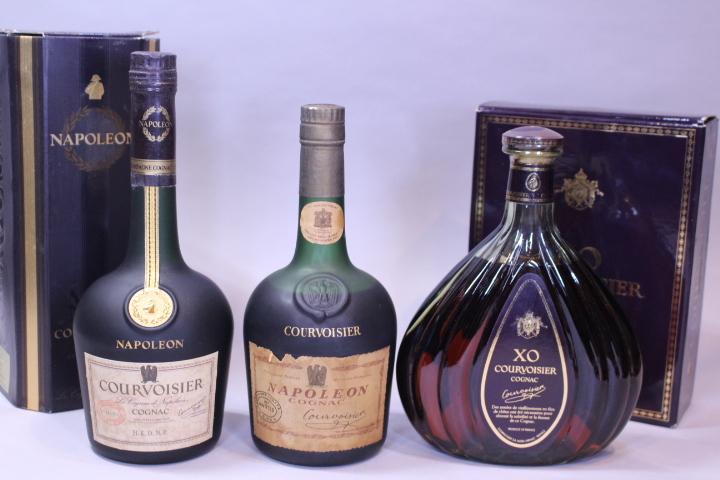 p-3624 未開栓古酒 COURVOISIER クルボアジェ NAPOLEON コニャック ブランデー 700mL 3本_画像1