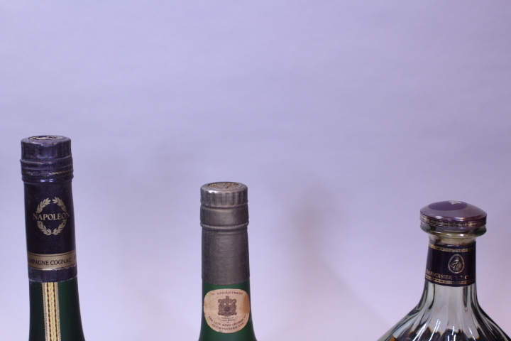 p-3624 未開栓古酒 COURVOISIER クルボアジェ NAPOLEON コニャック ブランデー 700mL 3本_画像3