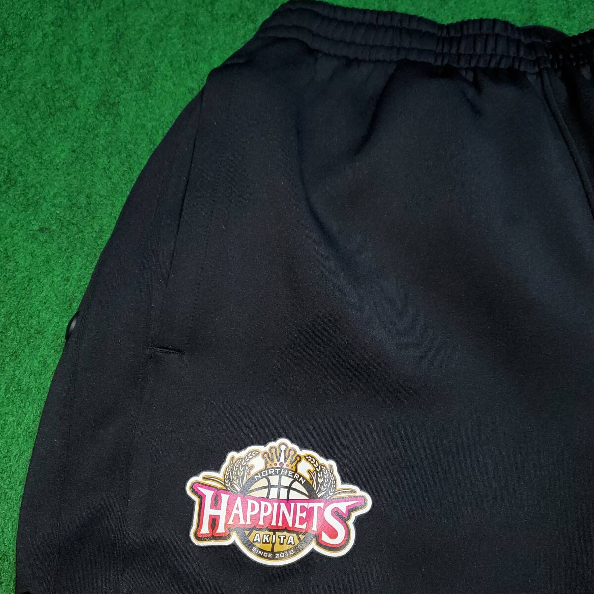 秋田 ノーザンハピネッツ ジャージ パンツ 西野曜 サイン入り / XXL アンダーアーマー 美品 Bリーグ　全開 バスパン フルオープン_画像2