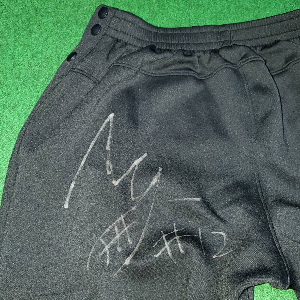 秋田 ノーザンハピネッツ ジャージ パンツ 西野曜 サイン入り / XXL アンダーアーマー 美品 Bリーグ　全開 バスパン フルオープン_画像3