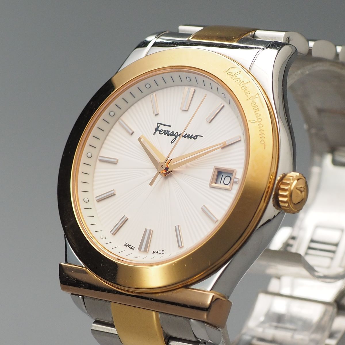 MI2869◎サルヴァトーレ フェラガモ 1898 メンズ 3針 デイト クォーツ 腕時計 稼働品 ゴールド系×ステンレススチール_画像2