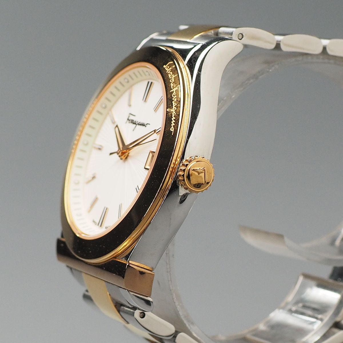 MI2869◎サルヴァトーレ フェラガモ 1898 メンズ 3針 デイト クォーツ 腕時計 稼働品 ゴールド系×ステンレススチール_画像3