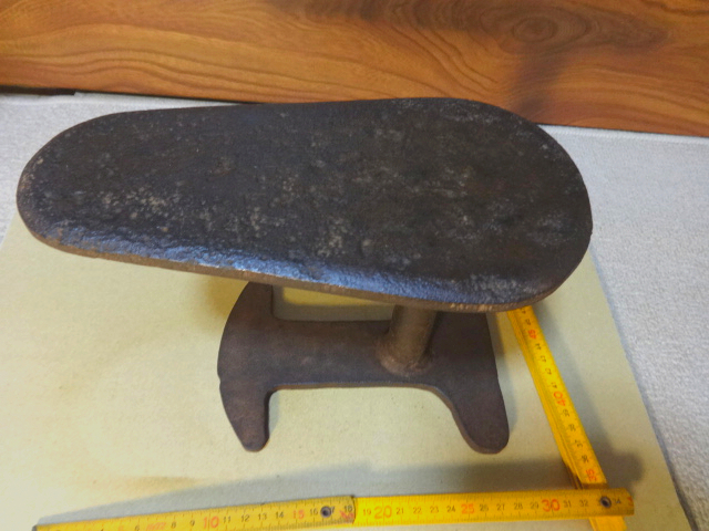 無垢鉄の古民具 楕円型昭和レトロ 厚地鉄製 叩き台 アイアン台鉄製 何職人?頑丈無垢鉄製 ひじ掛け型楕円形_画像1