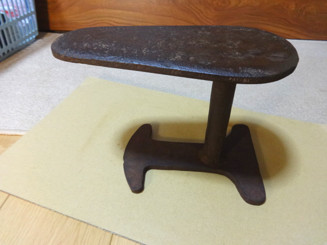 無垢鉄の古民具 楕円型昭和レトロ 厚地鉄製 叩き台 アイアン台鉄製 何職人?頑丈無垢鉄製 ひじ掛け型楕円形_画像2