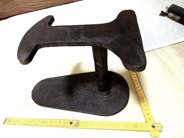 無垢鉄の古民具 楕円型昭和レトロ 厚地鉄製 叩き台 アイアン台鉄製 何職人?頑丈無垢鉄製 ひじ掛け型楕円形_画像3