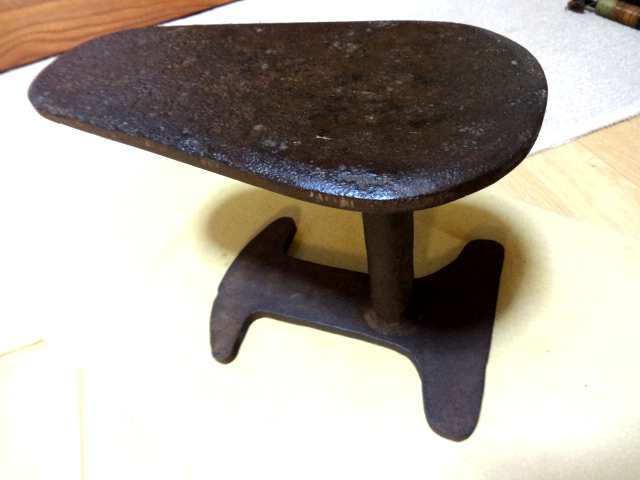 無垢鉄の古民具 楕円型昭和レトロ 厚地鉄製 叩き台 アイアン台鉄製 何職人?頑丈無垢鉄製 ひじ掛け型楕円形_画像4