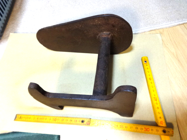 無垢鉄の古民具 楕円型昭和レトロ 厚地鉄製 叩き台 アイアン台鉄製 何職人?頑丈無垢鉄製 ひじ掛け型楕円形_画像5