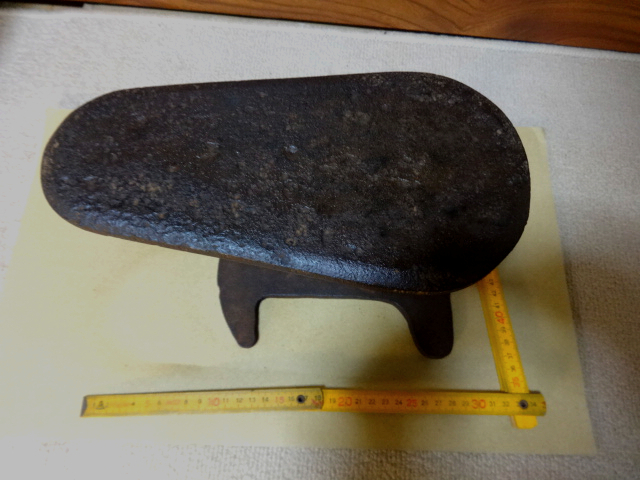 無垢鉄の古民具 楕円型昭和レトロ 厚地鉄製 叩き台 アイアン台鉄製 何職人?頑丈無垢鉄製 ひじ掛け型楕円形_画像6