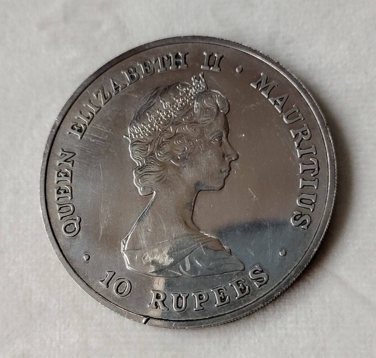 チャールズ皇太子・ダイアナ妃 御成婚記念コイン T.R.H THE PRINCE AND PRINCESS OF WALES・29’ JULY 1981 エリザベス2世 10ルピー _画像3